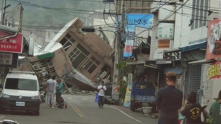 台湾でマグニチュード（Ｍ）６．９の地震が発生し、建物が倒壊するなど被害が出ている/Kolas Yotaku/Facebook