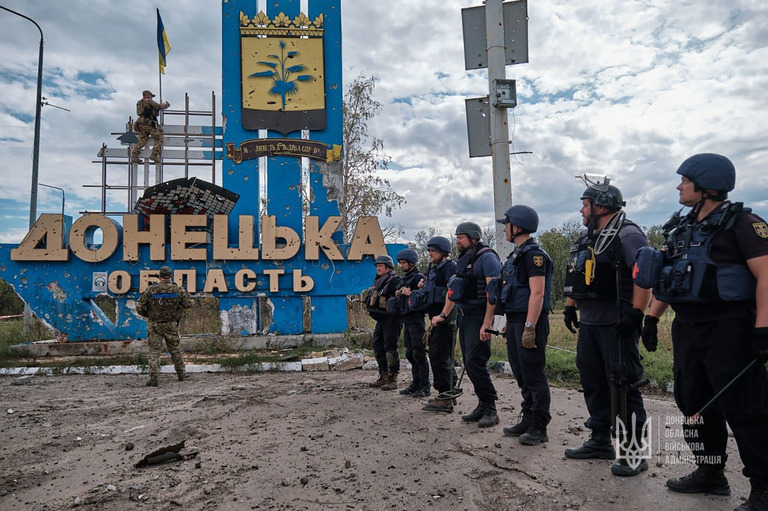 ウクライナ東部の州境でウクライナの国旗が掲揚された/Pavlo Kyrylenko/Telegram