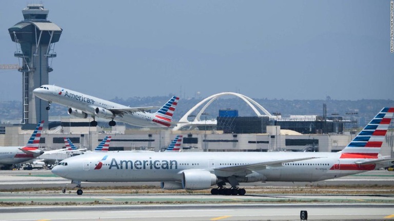 ロサンゼルス国際空港のアメリカン航空の機体＝２０２１年７月６日/PATRICK T. FALLON/AFP/Getty Images