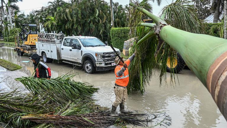 がれきを片付ける作業員＝２９日、米フロリダ州ネープルズ/Giorgio Viera/AFP/Getty Images