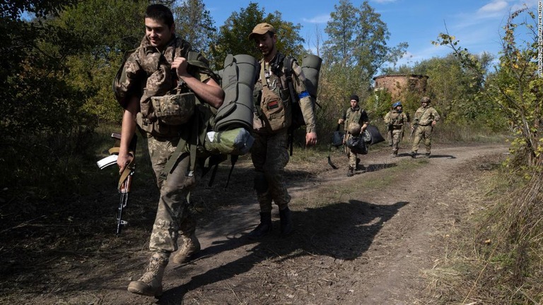 ウクライナ・リマン近郊を移動するウクライナ軍兵士＝９月２２日/Tyler Hicks/The New York Times/Redux