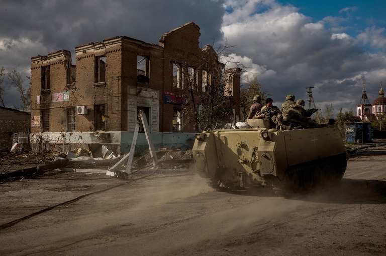 リマン近郊の村を走行するウクライナ軍の装甲兵員輸送車/Wojciech Grzedzinski/The Washington Post/Getty Images