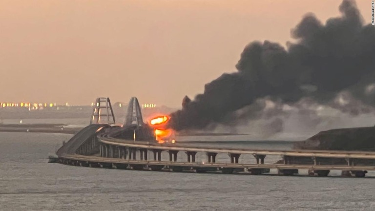 ウクライナ南部クリミア半島とロシア本土をつなぐ唯一の橋「ケルチ橋」で爆発が発生した/Stringer/Reuters