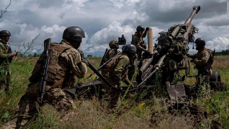 ウクライナ北東部ハルキウ州でロシア側に砲弾を撃つ準備をするウクライナ軍兵士＝７月１４日/Evgeniy Maloletka/AP