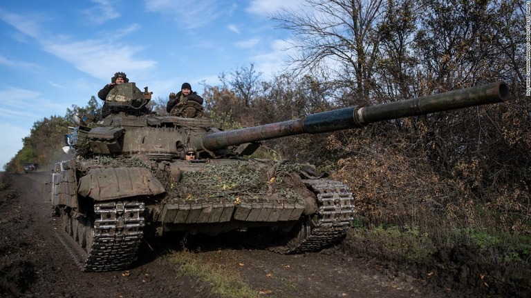 前線で戦うウクライナの戦車と兵士＝１９日、バフムート/Wolfgang Schwan/Anadolu Agency/Getty Images