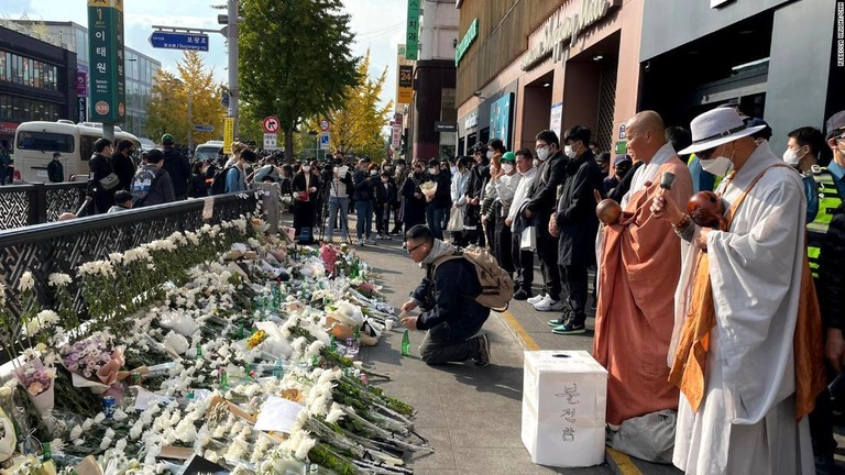 韓国ソウルの繁華街で起きた転倒事故の犠牲者に花などを手向ける人々/Rebecca Wright/CNN