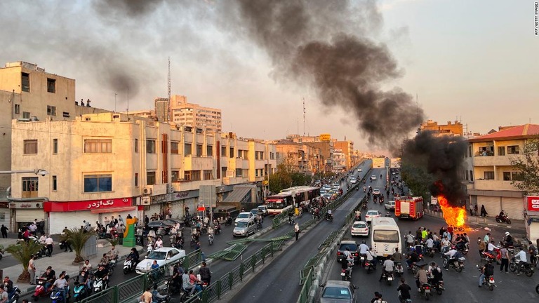 イラン当局は数週間に及ぶ抗議行動を終わらせようと摘発の姿勢を強めている/AFP/Getty Images