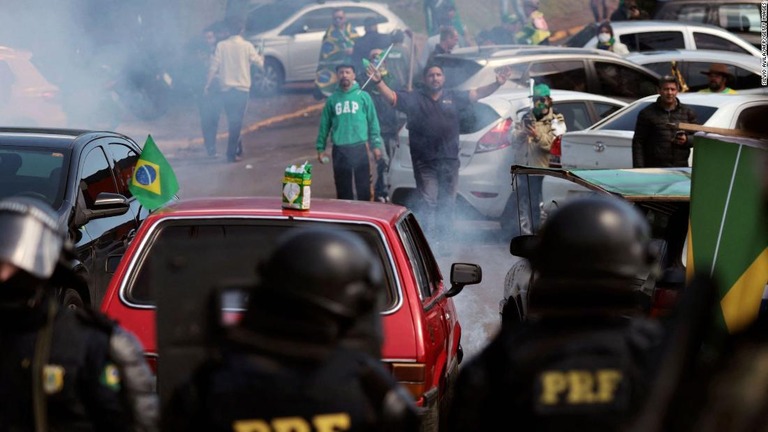 選挙結果に抗議する人々が全国２６７カ所で道路を封鎖している/Silvio Avila/AFP/Getty Images