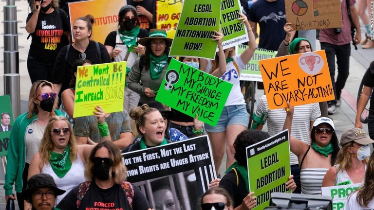 中絶の権利を支持するデモを行う人々＝７月１６日、カリフォルニア州サンタモニカ/Ringo Chiu/AFP/Getty Images
