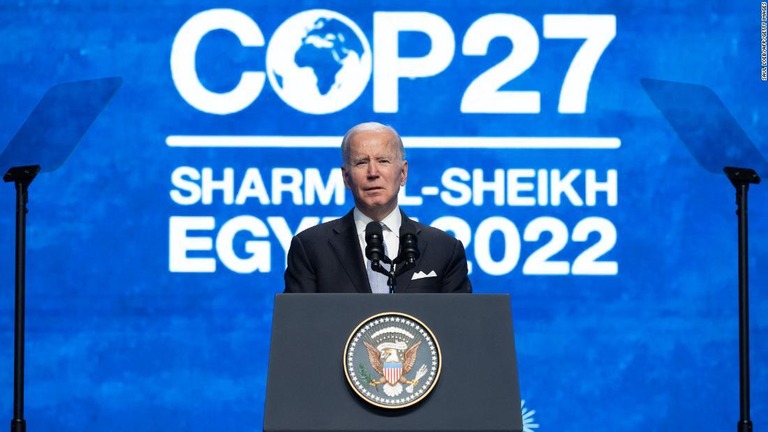 ＣＯＰ２７で演説するバイデン米大統領＝１１日、エジプト・シャルムエルシェイク/Saul Loeb/AFP/Getty Images