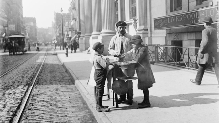 ニューヨーク市にあったピーナツ売り場＝１９０５年ごろ/Universal History Archive/Universal Images Group/Getty Images