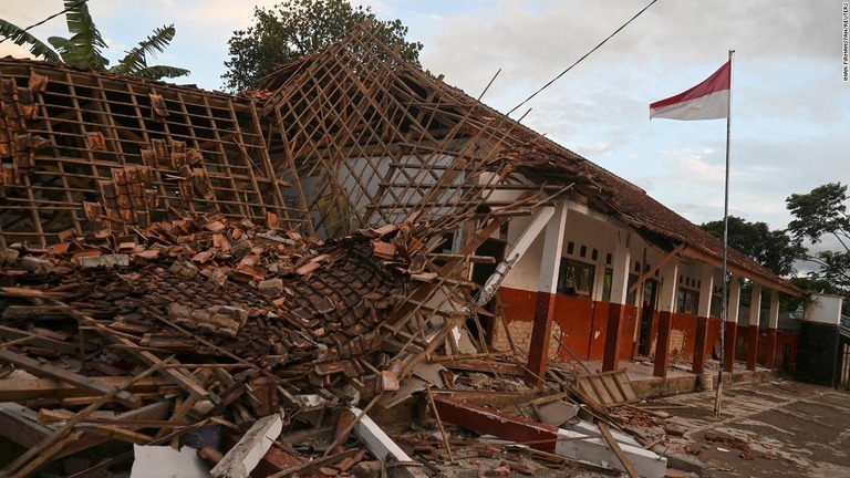 地震によって損傷した学校＝インドネシア・チアンジュール県/Iman Firmansyah/Reuters