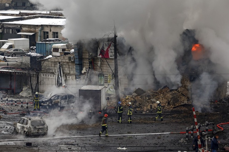 ミサイルが着弾した建物で対応に当たる消防や救助隊員=２３日、キーウ
/Jeff J Mitchell/Getty Images
