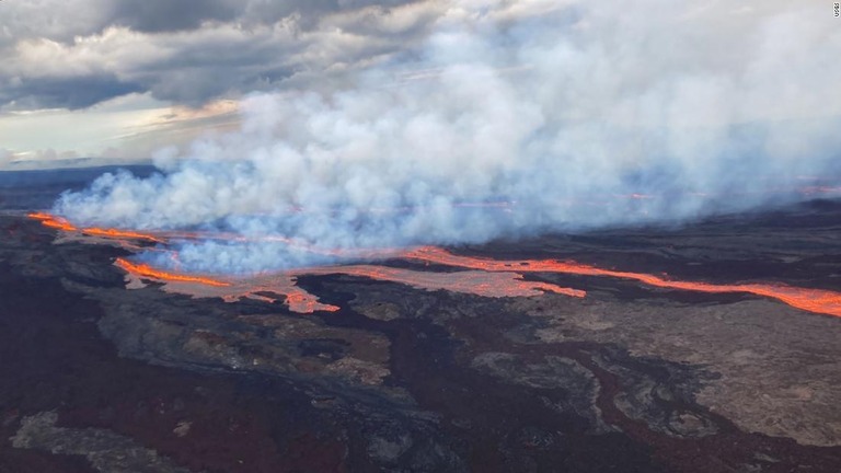 ハワイ島のマウナロア火山が３８年ぶりに噴火した/USGS