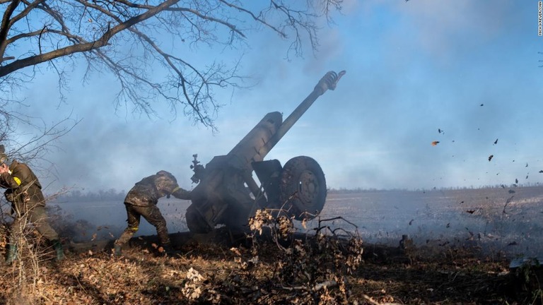 ウクライナ東部バフムート近くの前線で、ロシアの陣地に向けて砲撃するウクライナ兵/Mick Krever/CNN