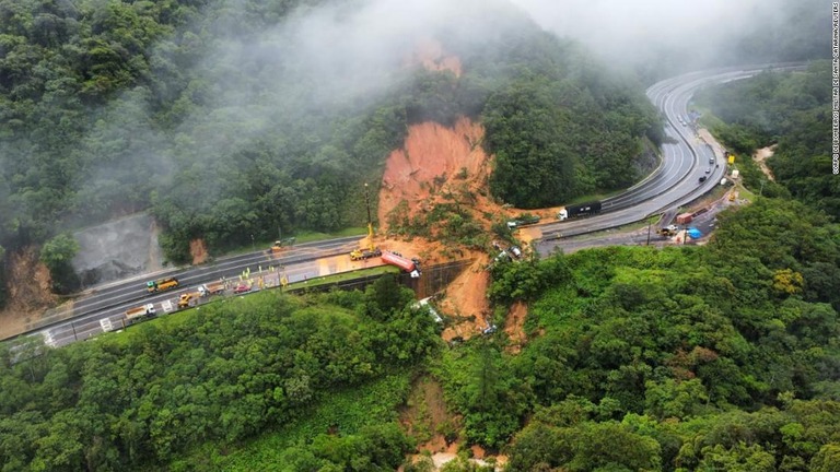 当局はトレーラー６台と車１５台あまりが巻き込まれたとみている/Corpo de Bombeiros Militar de Santa Catarina/Reuters