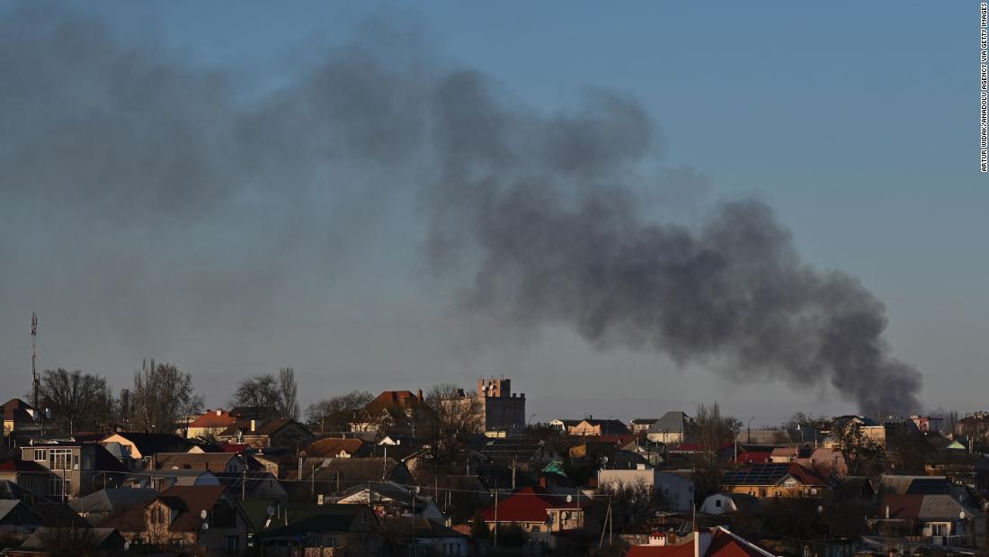 煙が立ち込めるウクライナ・ヘルソンの街/Artur Widak/Anadolu Agency via Getty Images