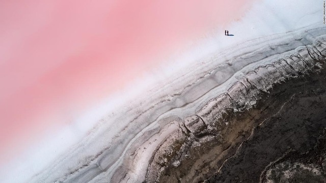 ピンク色に染まった湖を上空から撮影した写真家イェウヘン・サムチェンコ氏の作品