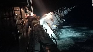 タイ海軍のコルベット艦がタイ湾で傾き沈没した