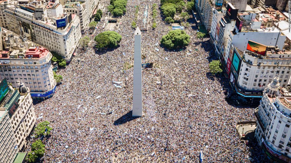 オベリスク周辺は人が多く凱旋パレードは見送られた/Marcelo Endelli/Getty Images