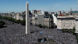 ブエノスアイレス中心部の記念塔オベリスクには何十万人ものファンが訪れた