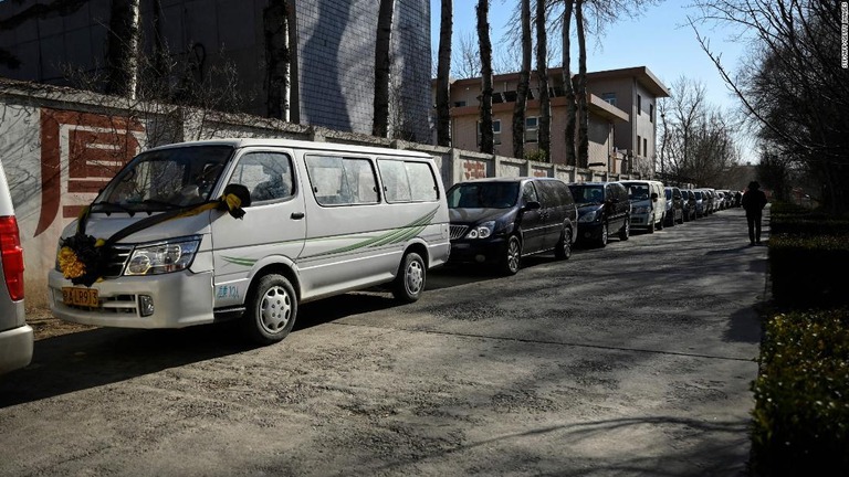 北京市内の火葬場への入場を待つ霊柩車の列/STF/AFP/Getty Images