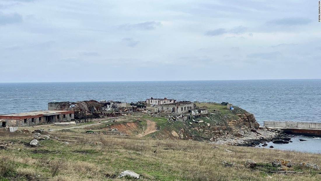 取材班がスネーク島に上陸、ウクライナ戦争の伝説になった小島 - CNN.co.jp