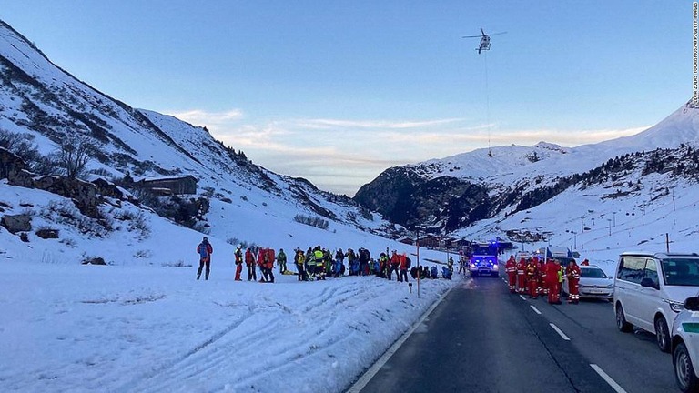 雪崩の発生した地点付近で作業する救助隊員ら/Lech Zuers Tourismus/AFP/Getty Images