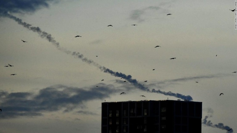 上空に残ったミサイルの軌跡/Sergei Supinksy/AFP/Getty Images