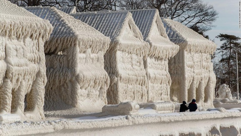 暴風雪の影響で、カナダ・オンタリオ州に「氷の家」が誕生した/Cole Burston/AFP/Getty Images