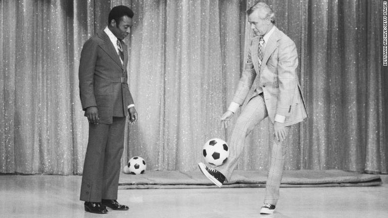 米深夜番組の司会者、ジョニー・カーソンにサッカーを教える/Bettmann Archive/Getty Images