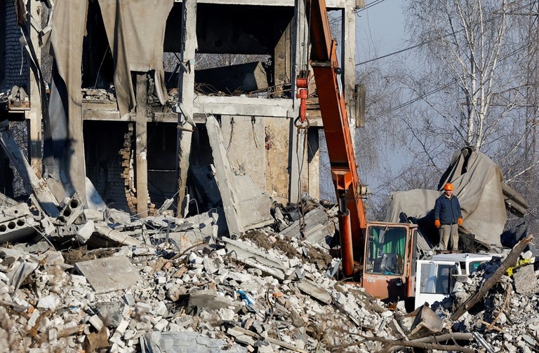 破壊された建物のがれきを除去する作業員＝３日、ウクライナ・マキイウカ/Alexander Ermochenko/Reuters