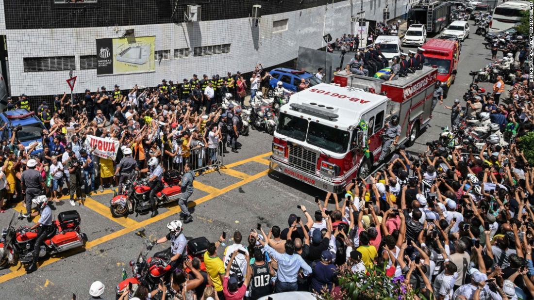 消防車に棺が載せられ、葬列が進む/NELSON ALMEIDA/AFP/AFP via Getty Images