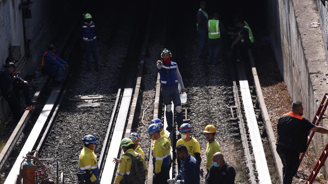 現場に派遣された救急隊＝７日、メキシコ市/Quetzalli Nicte-Ha/Reuters