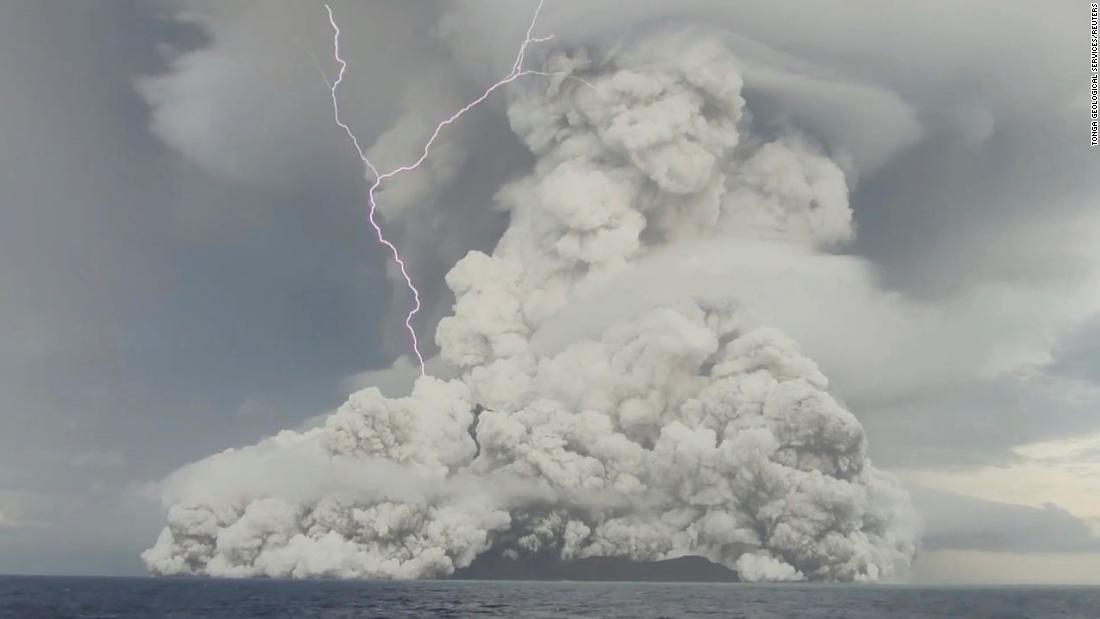 トンガ火山噴火で記録的な雷発生、６時間で約４０万回(1/2) - CNN.co.jp