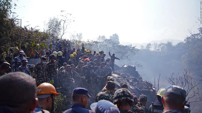 現場には軍要員や警官など数百人が派遣された/Yunish Gurung/AFP/Getty Images