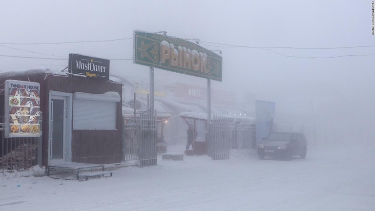 ロシア・ヤクーツクで、気温が零下５０度に達している/Roman Kutukov/Reuters