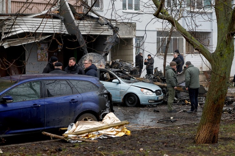 ウクライナ・キーウ郊外でヘリコプターが墜落し、死傷者が出た/Valentyn Ogirenko/Reuters