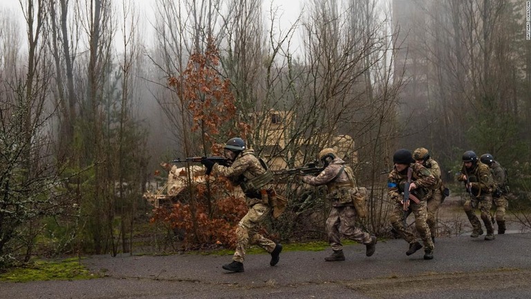 ウクライナ軍は、近く始まるであろうロシア軍の大規模攻撃に備えるために、西側諸国から供与された兵器を使った訓練を進めている/Matthias Somm/CNN