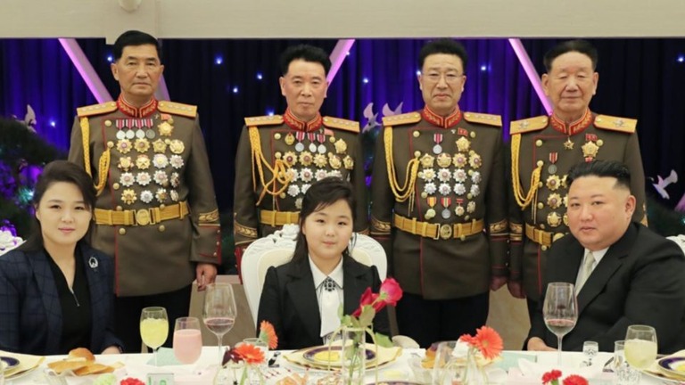 娘とみられる少女（中央）を連れて軍の宴会に出席した金正恩氏（右）/Rodong Sinmun