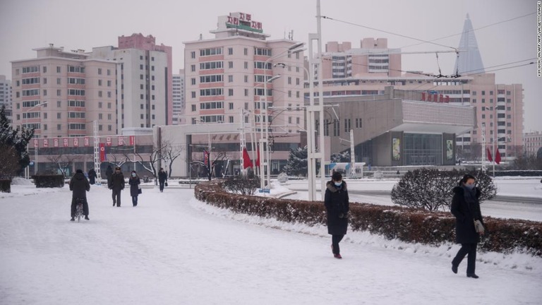 雪に覆われた道路を歩く人々＝２０２１年１月、北朝鮮・平壌/KIM WON JIN/AFP/AFP via Getty Images