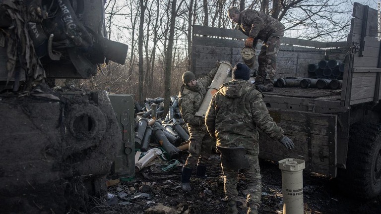 ブフレダール近くで任務に就くウクライナ軍の砲兵隊/Chris McGrath/Getty Images