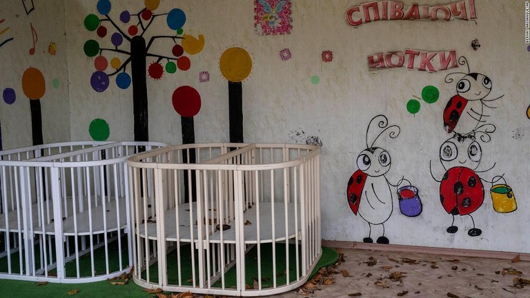 児童養護施設の空のベビーベッド＝２０２２年１１月、ウクライナ・ヘルソン州/Bernat Armangue/AP