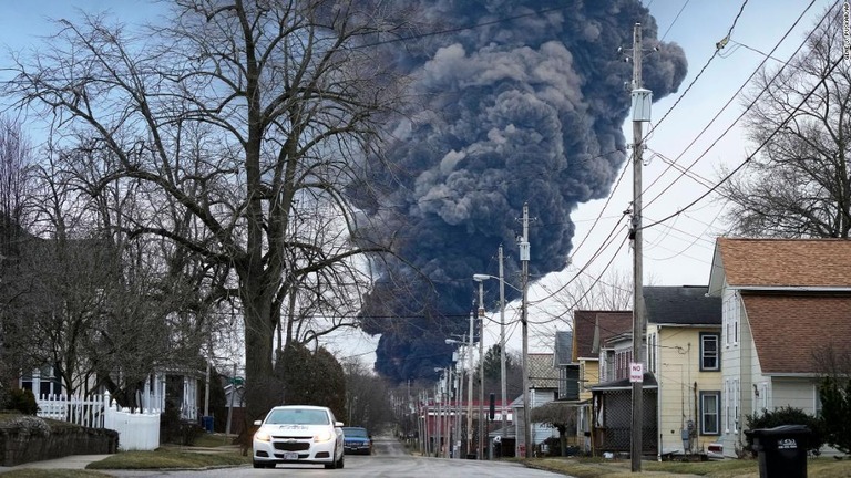 列車の爆発による黒煙＝６日、オハイオ州イーストパレスタイン/Gene J. Puskar/AP