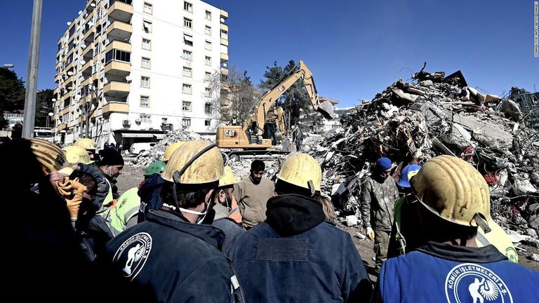 １７歳の女性を救助した人々＝１６日、トルコ南部カフラマンマラシュ/Ozan Kose/AFP/Getty Images