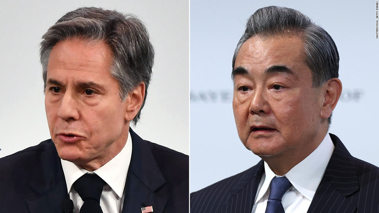 米国のブリンケン国務長官（左）と中国の王毅・共産党政治局員/SHUTTERSTOCK, GETTY IMAGES