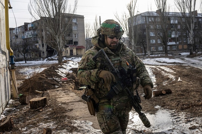 市内のパトロールを行ウクライナ軍兵士＝２４日、ウクライナ・バフムート/Evgeniy Maloletka/AP