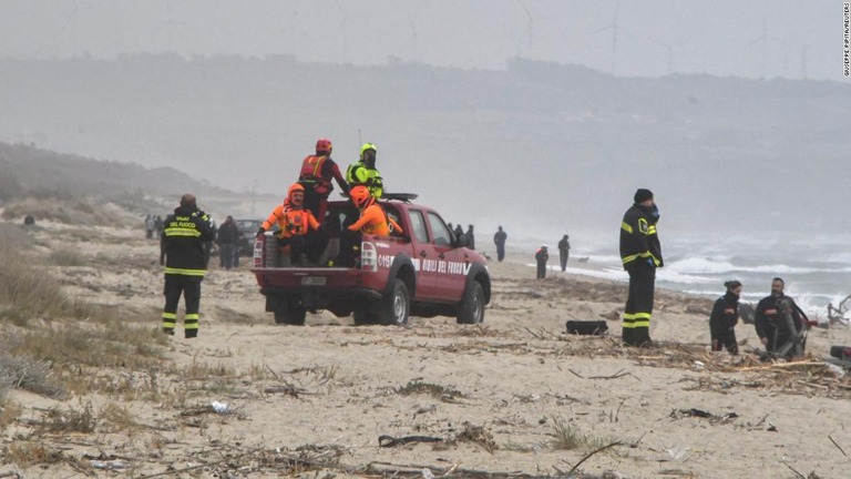 イタリア南部カラブリア州の海岸で２６日、沈没した移民船に乗っていた人たちの捜索救助活動に当たるレスキュー隊員ら/Giuseppe Pipita/Reuters