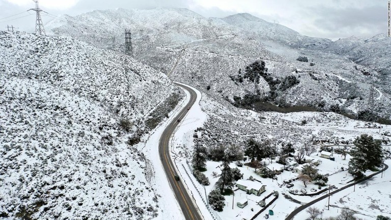 雪に見舞われた山間部の様子＝米カリフォルニア州ロサンゼルス郡/Mario Tama/Getty Images