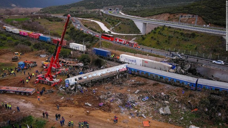 捜索活動が行われる事故現場＝１日、ギリシャ中部テンピ/Vasilis Ververidis/Eurokinissi/motionteam/AFP/Getty Images